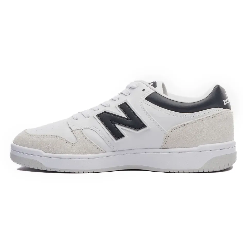 Tênis casual masculino New Balance 480 LOW branco com detalhes em preto e cinza, vista lateral direita.